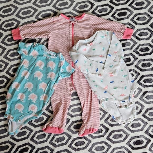 Carter's & Gerber Baby Onesies and Sleeper 6-9M. Lot of 3 - Picture 2 of 9